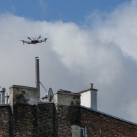 Dron nad budynkami